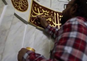 Shafiq Uz-Zaman Khan saat sedang membuat Kaligrafi Masjid Nabawi
